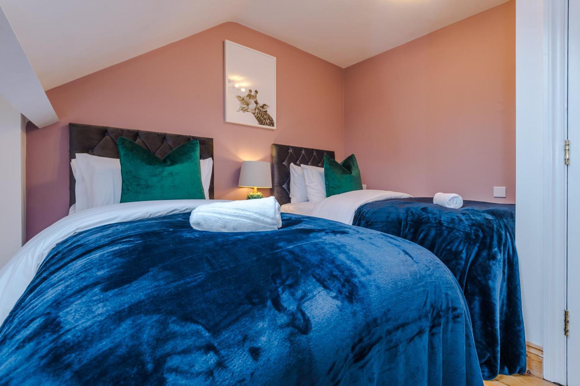 Incredible - Five Bedroom - 7 Actual Beds - 6 Bathroom House By Purestay - Central Bath With Parking Eksteriør bilde