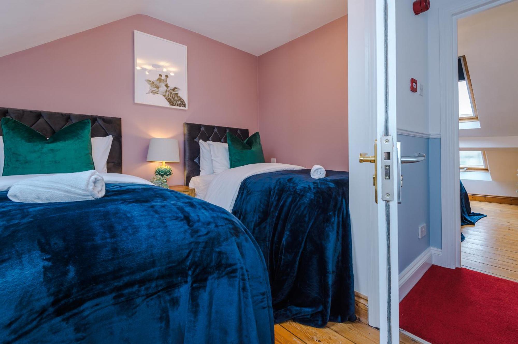 Incredible - Five Bedroom - 7 Actual Beds - 6 Bathroom House By Purestay - Central Bath With Parking Eksteriør bilde